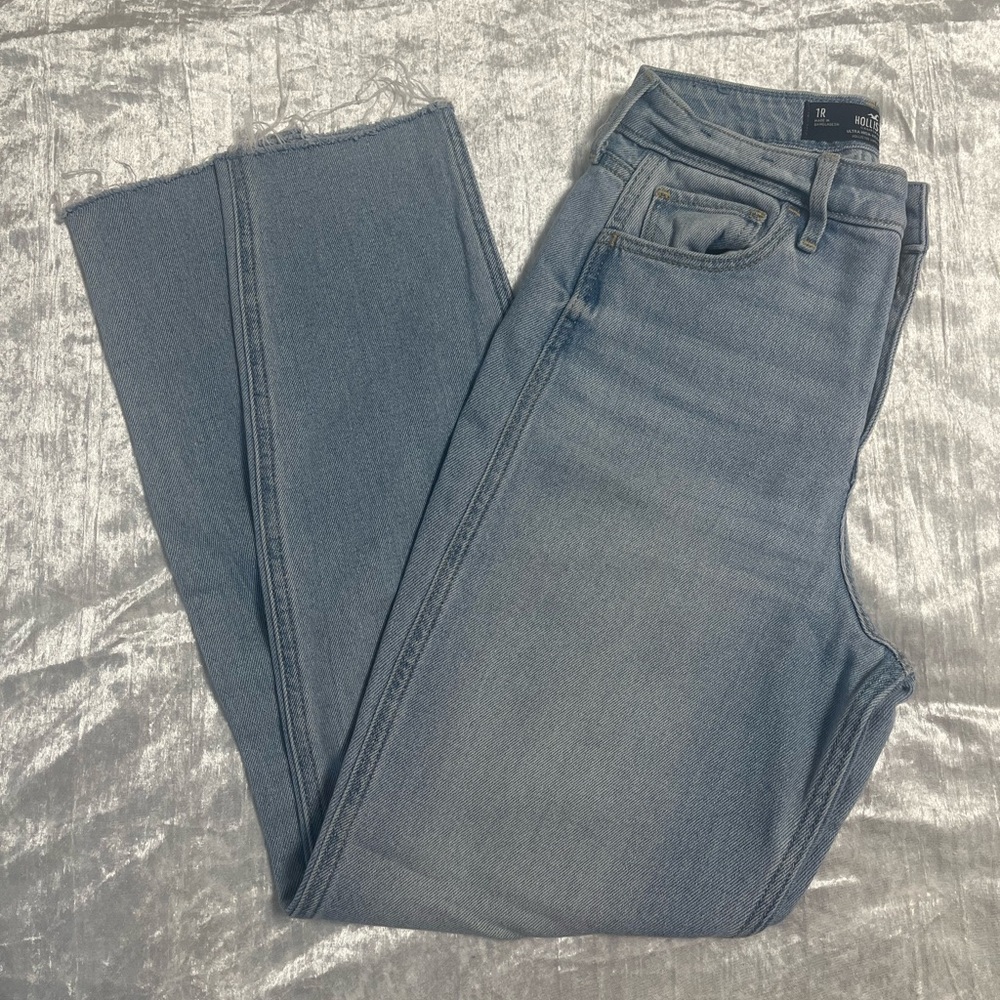 HIGH-RISE MOM JEANS